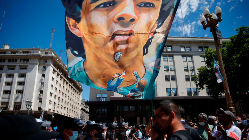 El Vestuario en Radio 5 - Los periodistas argentinos, impactados por la respuesta a la muerte de Maradona - Escuchar ahora