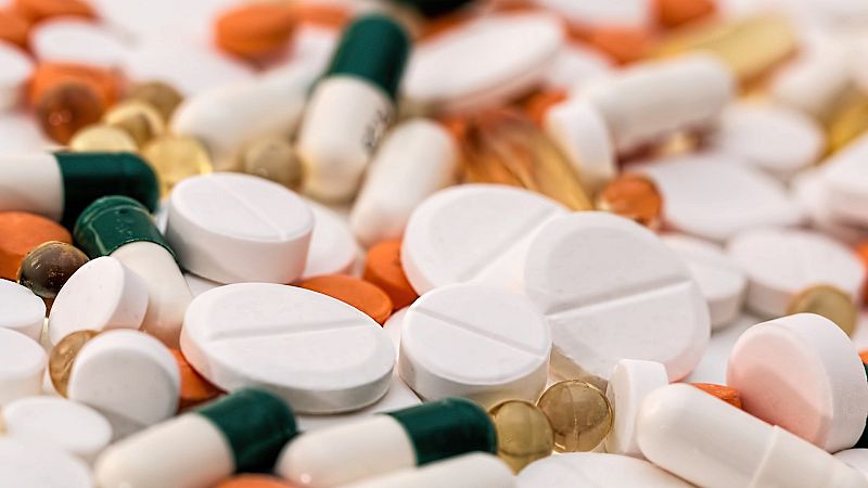 Con bata blanca - Antibióticos, cada día menos eficaces - 04/12/20 - escuchar ahora