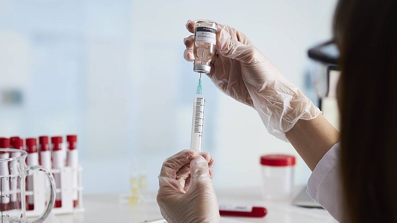 Boletines RNE - La UE acorta plazos para comercializar la vacuna contra la COVID en enero - Escuchar ahora