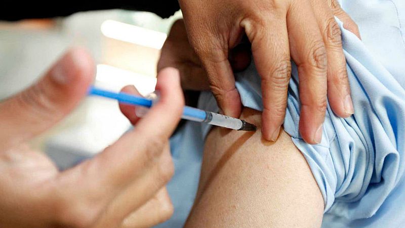 Boletines RNE - El 55% los españoles preferiría conocer los efectos de la vacuna antes de ponérsela - Escuchar ahora