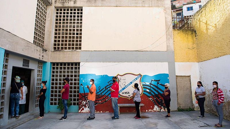 14 horas Fin de semana - Los partidarios de Maduro hacen cola para votar con el propósito de recuperar la Asamblea Nacional -  Escuchar ahora