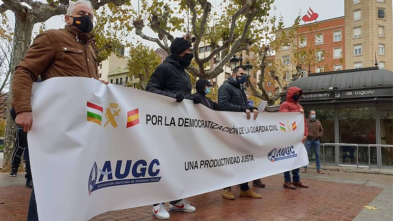 14 horas Fin de semana - Los Guardias civiles protestan contra el complemento de productividad, porque solo beneficia a los altos mandos - Escuchar ahora