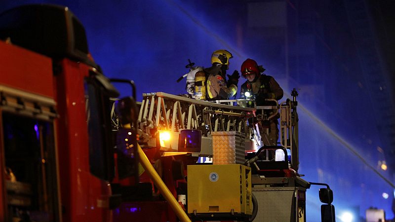Las mañanas de RNE con Íñigo Alfonso - El riesgo de derrumbe complica el acceso de los bomberos a la nave incendiada en Badalona