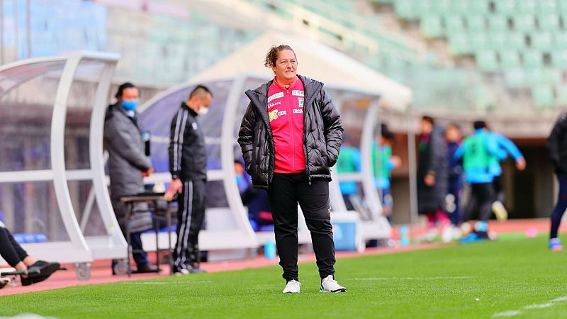 Mila Martínez triunfa en el fútbol masculino japonés - Escuchar ahora