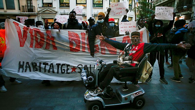 Boletines RNE - Dos senegaleses figuran entre los muertos del incendio de Badalona - Escuchar ahora