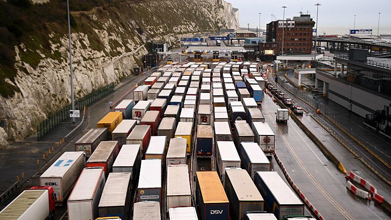 14 horas - Miles de camioneros "se quedan tirados" en Inglaterra tras el cierre del puerto de Dover