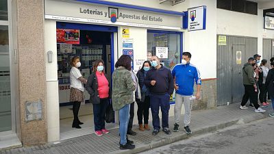 Especiales RNE - El tercer premio de la Loter�a de Navidad, el 52.472, cae en pe�as carnavalescas de Barbate y Chiclana - Escuchar ahora