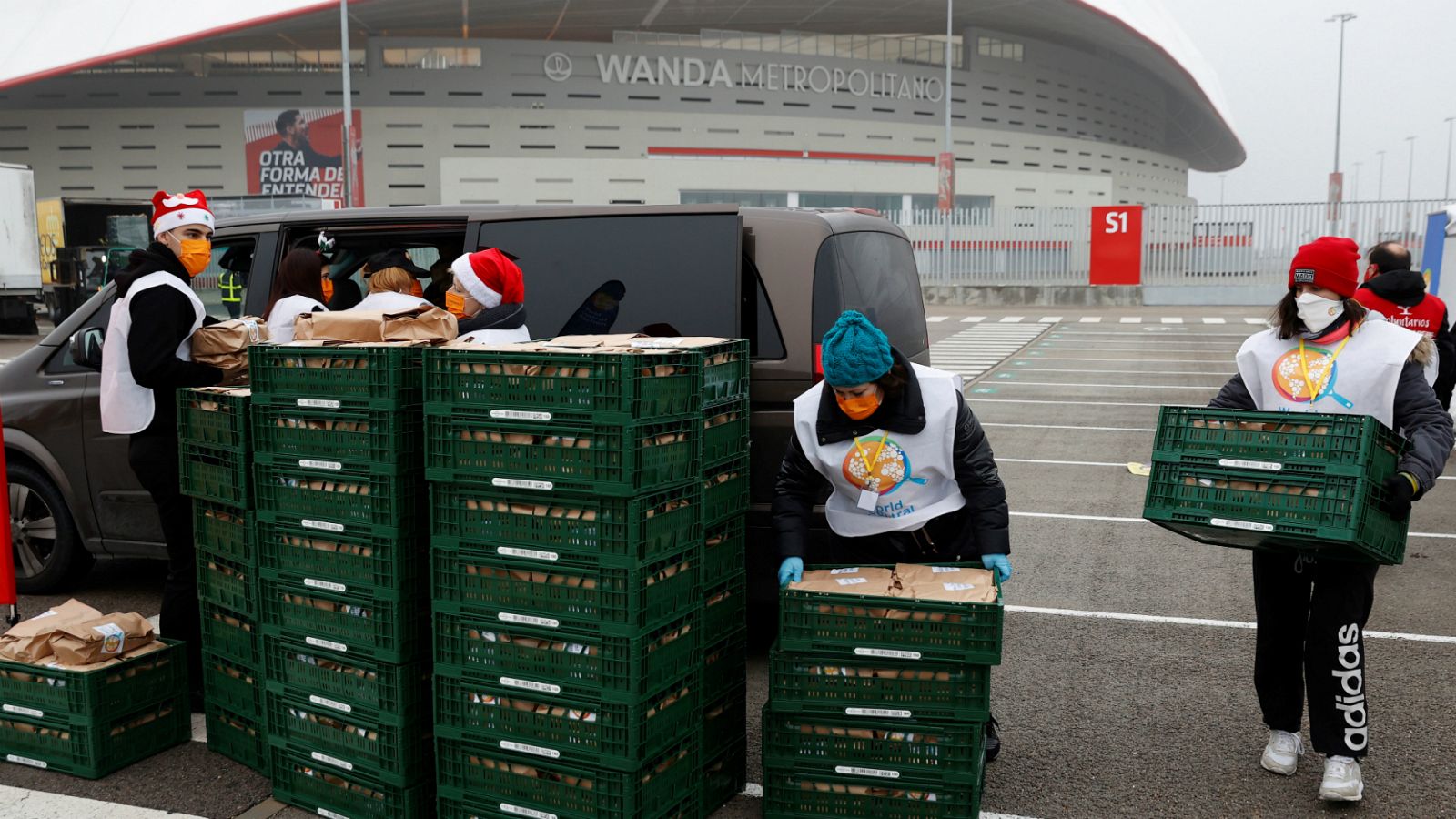 Las mañanas de RNE - La ONG del chef José Andrés cocina 30.000 cenas de Nochebuena para los más pobres - Escuchar ahora