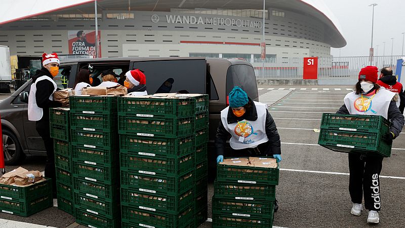 Las mañanas de RNE - La ONG del chef José Andrés cocina 30.000 cenas de Nochebuena para los más pobres - Escuchar ahora
