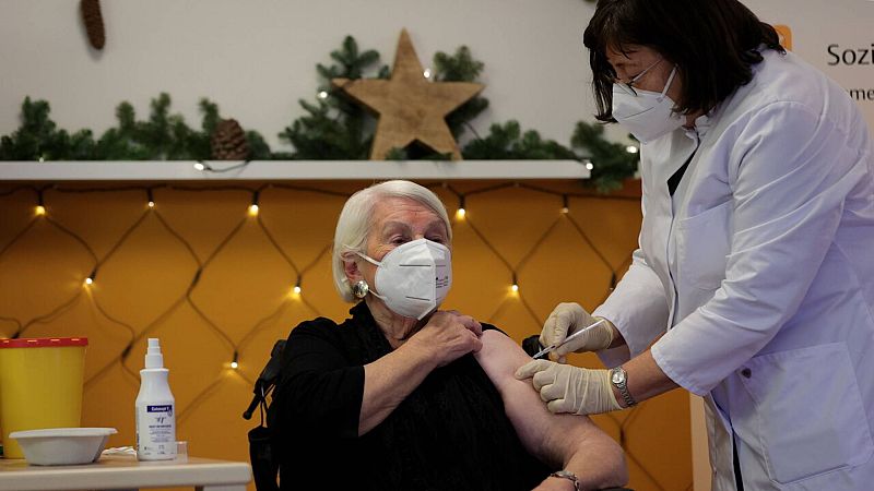 14 horas Fin de semana - Vacunas también en la UE con la esperanza de recuperar una normalidad arrabatada por la covid - Escuchar ahora