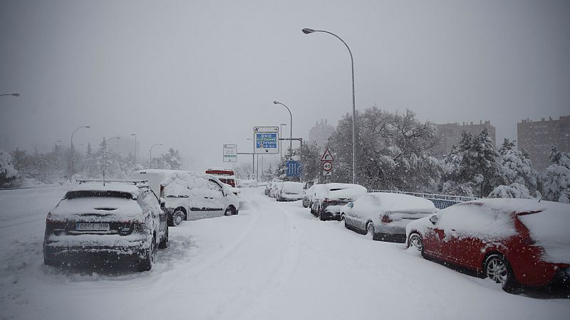 Boletines RNE - Más de 13 horas atrapados en la carretera: "A muchos se les está acabando la gasolina" - Escuchar ahora