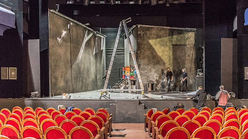 El gallo que no cesa - Cierra el Pavón Teatro Kamikaze - Escuchar ahora