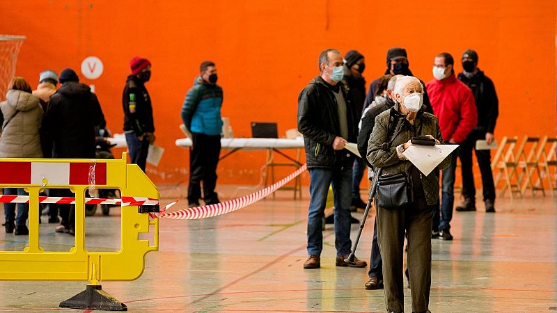 Boletines RNE - España ya supera los 500 puntos de incidencia del coronavirus: 35.878 nuevos casos y 201 muertes en las últimas 24 horas - Escuchar ahora