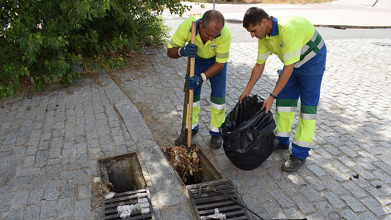 Las mañanas de RNE con Íñigo Alfonso - A mano o con camiones el objetivo es limpiar las alcantarillas por la lluvia - Escuchar ahora