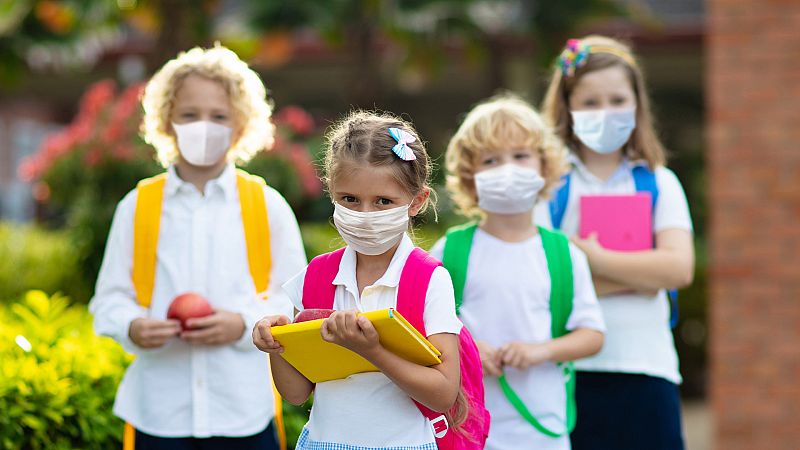 Los niños contagian un 50% menos la COVID-19 - escuchar ahora