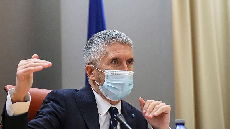 Interior destituye a un oficial de la Guardia Civil por vacunarse junto al JEMAD - Noticias RNE | Escuchar