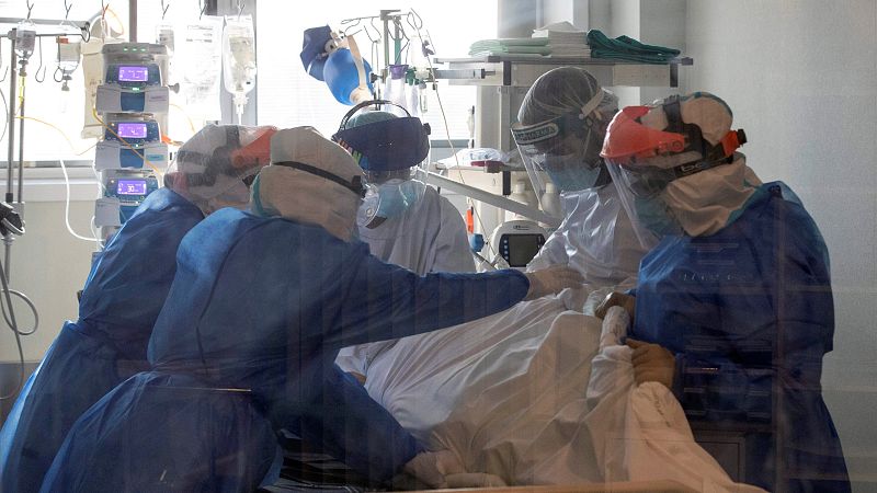 14 horas - La tercera ola agota a los sanitarios: "Muchos se dan de baja en medio de un turno"