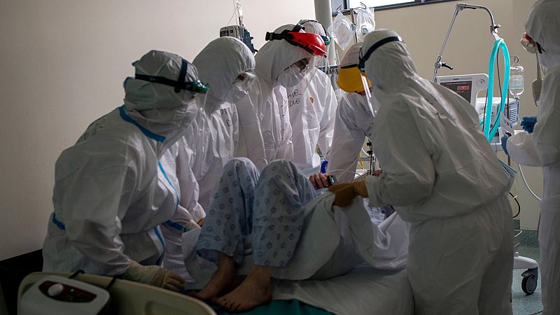 Boletines RNE - España supera los 60.000 fallecidos con COVID tras añadir 565 fallecidos en un día