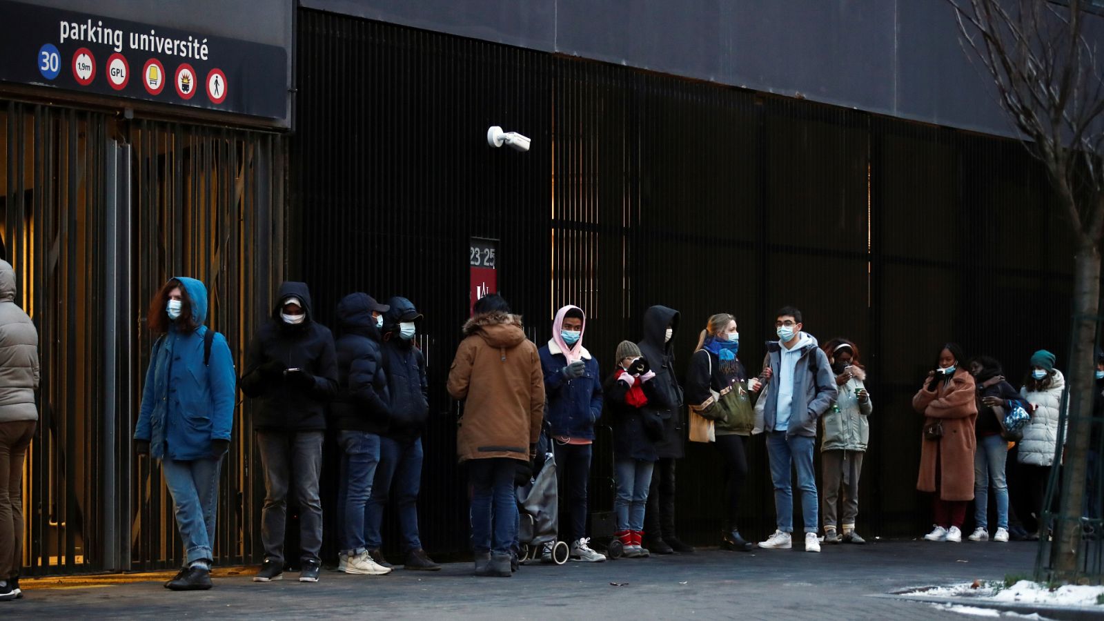 14 horas -  Largas colas de estudiantes en Francia para recibir comida: "He llegado a conocer gente que ha tenido que renunciar a la cena" - Escuchar ahora