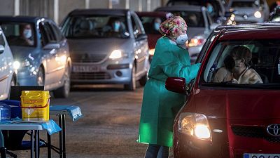 14 horas Fin de Semana - Huelva habilita un recinto deportivo para la vacunaci�n masiva desde el coche - Escuchar ahora