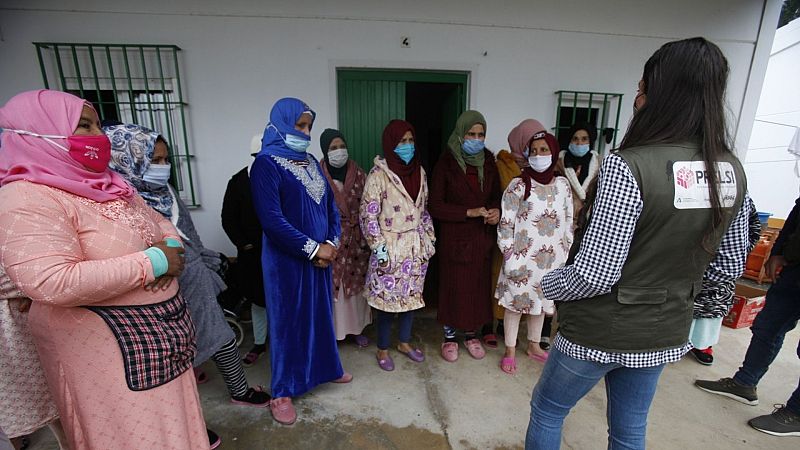 Más cerca - Miles de mujeres marroquíes recogen fruta roja en Huelva - Escuchar ahora