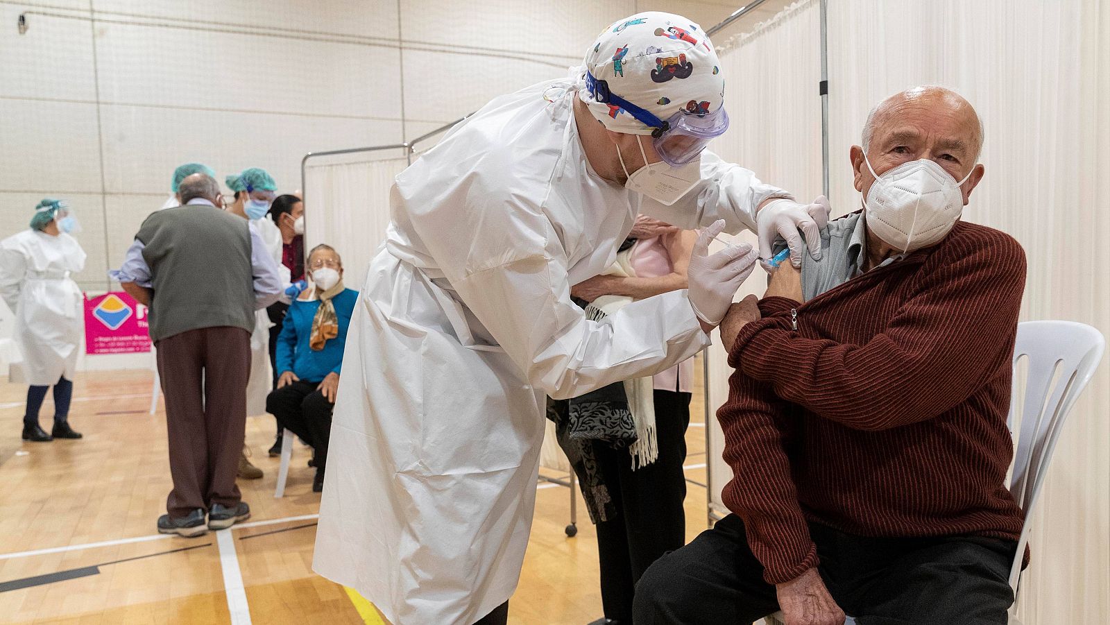 Boletines RNE - Nueva estrategia de vacunación por franjas de edad para acelerar el ritmo de inmunización - Escuchar ahora