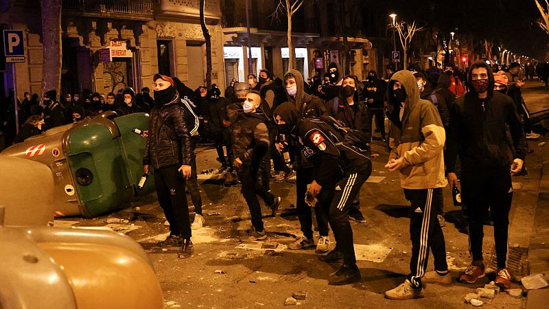 Las mañanas de RNE con Íñigo Alfonso -  Tercera noche de altercados violentos por la detención del rapero Hasél - Escuchar ahora