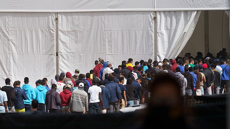 14 horas - Así vive Mohamed en Las Raíces: sin agua caliente y largas colas para comer - Escuchar ahora