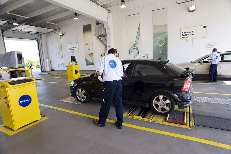 Más cerca - El 45% de los vehículos españoles circulan sin la ITV en vigor - Escuchar ahora