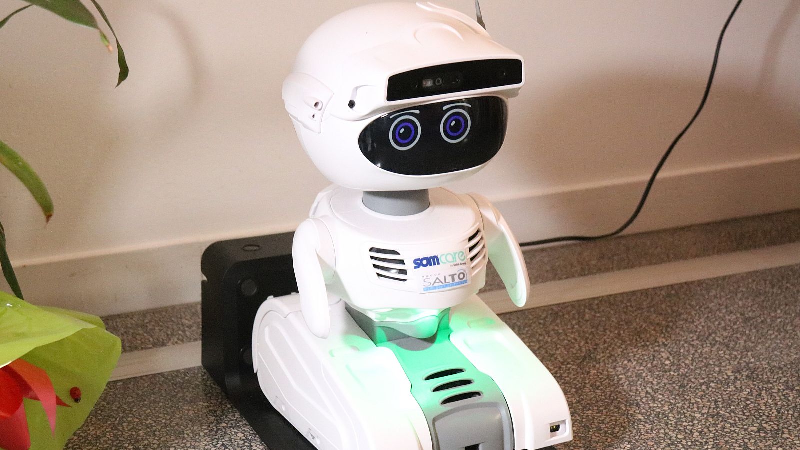 Mig centenar d'ancians barcelonins provaran el robot social ARI