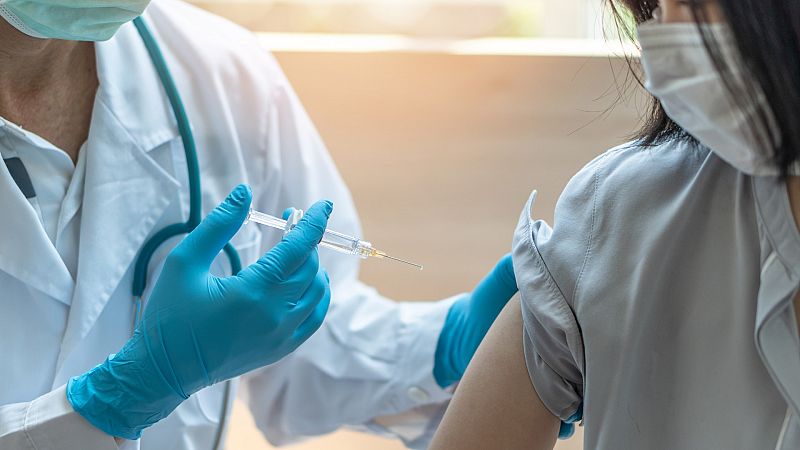 Por tres razones - ¿Pueden contagiar las personas ya vacunadas? - Escuchar ahora