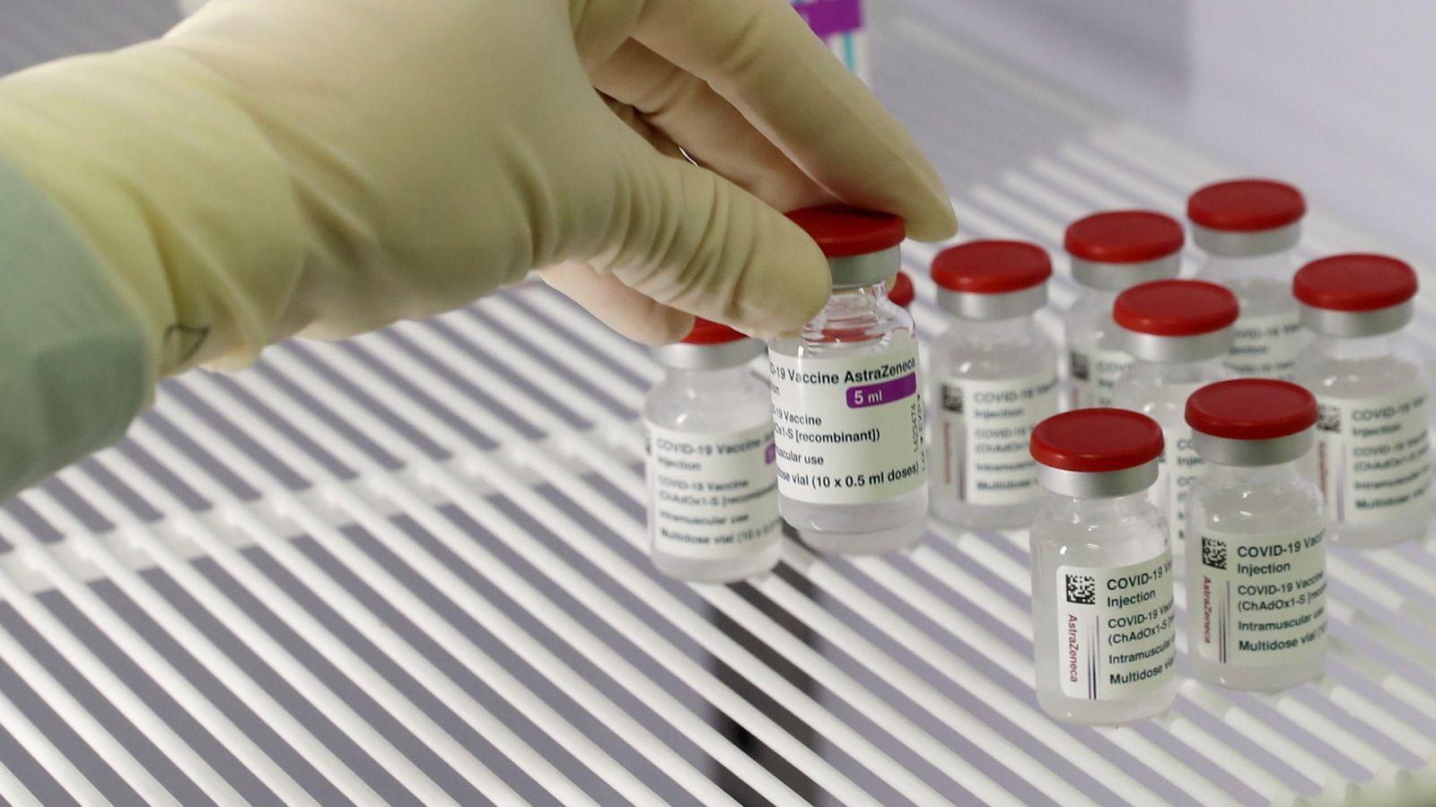 Las mañanas de RNE con Íñigo Alfonso - AstraZeneca vuelve a retrasar el envío de las vacunas comprometidas - Escuchar ahora