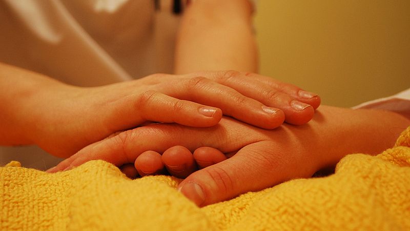 Con bata blanca - ¿Quién cuida al cuidador? - 12/03/21