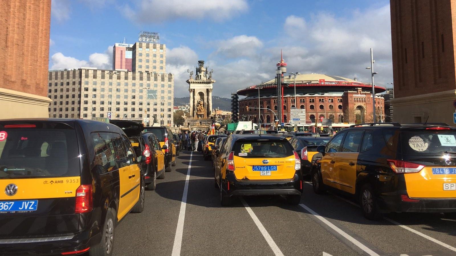 Els taxistes arriben a les portes del Parlament