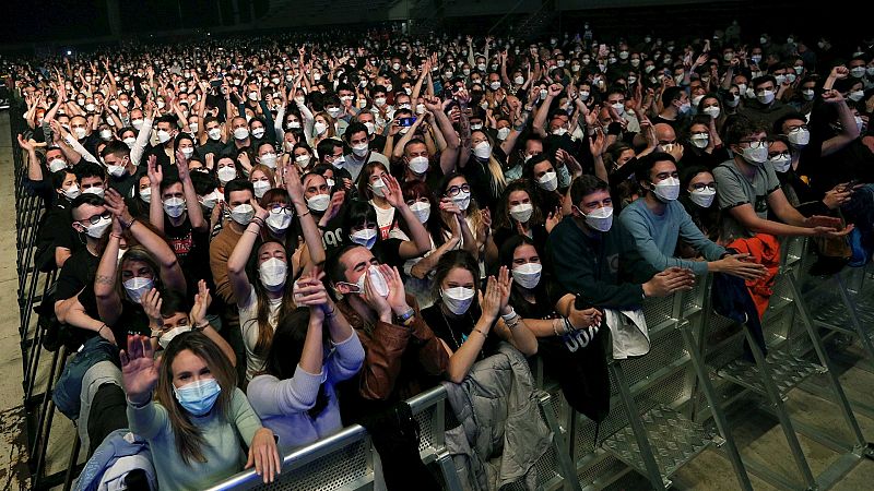 24 horas Fin de Semana - 20 horas - López Hoyos, inmunólogo, sobre el concierto de Barcelona: "Por mucha mascarilla que lleven, va a haber contacto"