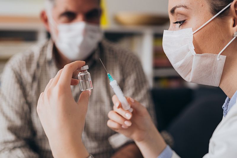 24 Horas Fin de Semana - Deben vacunar las enfermeras y en los centros de Salud - Escuchar ahora