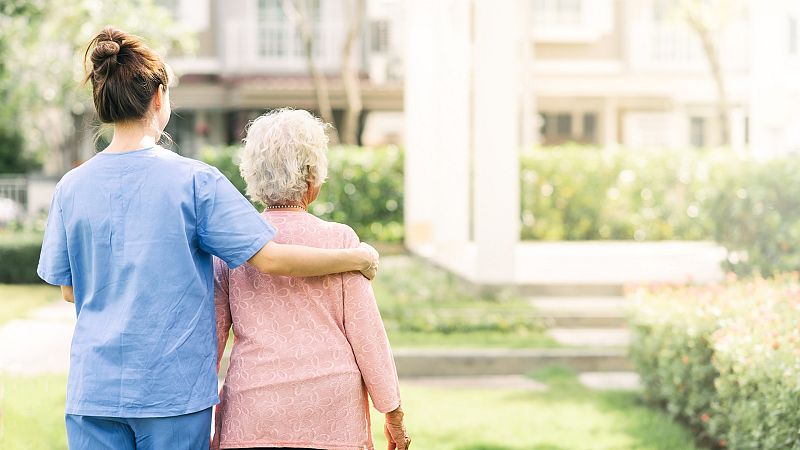 Más cerca - El trabajo de cuidados de larga duración a mayores en España - Escuchar ahora