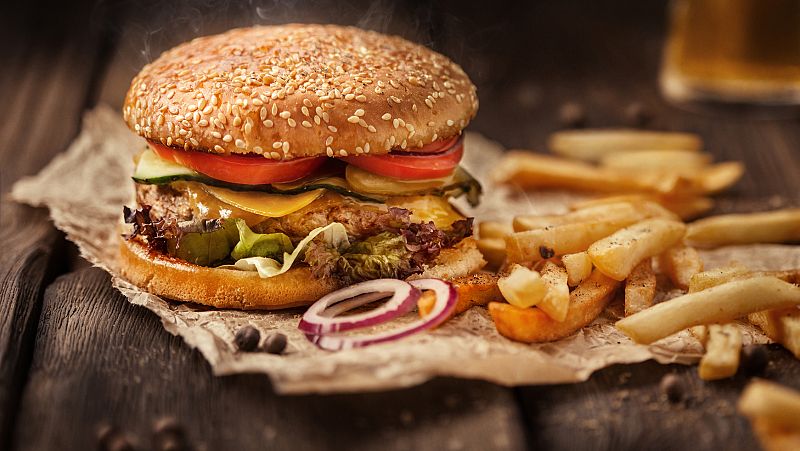 Con bata blanca - ¡Muerte a las grasas trans! - 09/04/21