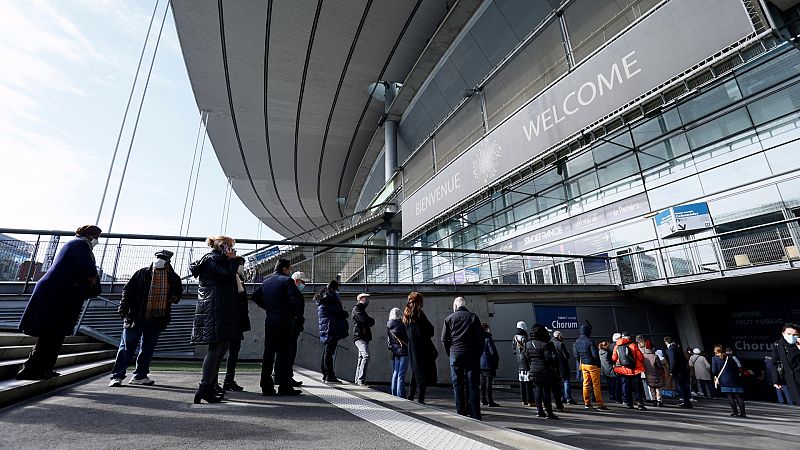 Reportajes 5 Continentes - Francia, entre "vacunódromos" y restricciones