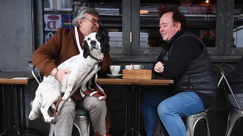 14 horas - Reino Unido reabre terrazas, comercios no esenciales y peluquerías - Escuchar ahora