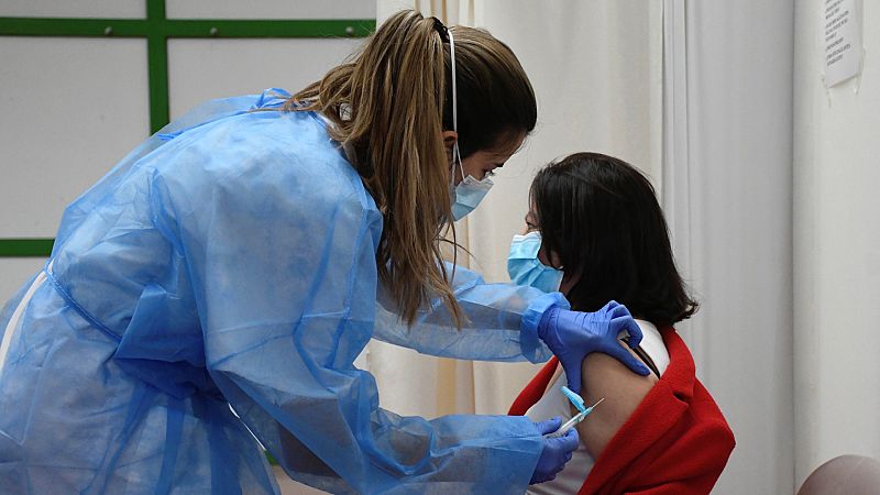 24 horas - Victoria Moreno, CSIC: "La incidencia de los posibles efectos secundarios de las vacunas es mucho menor que sus beneficios"