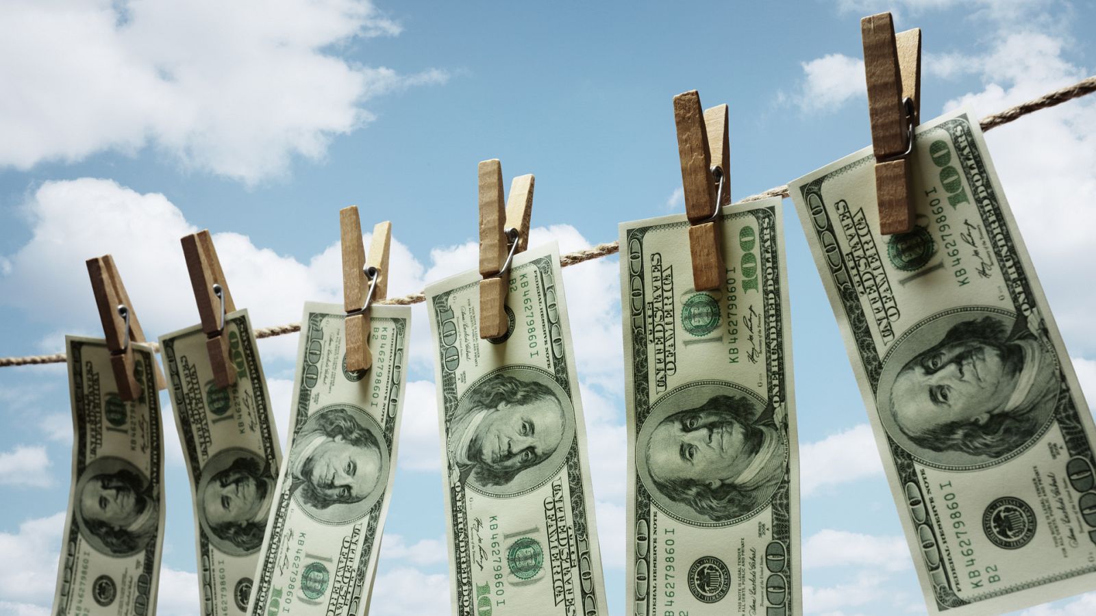 Más cerca - ¿Cómo se previene el blanqueo de capitales? - Escuchar ahora