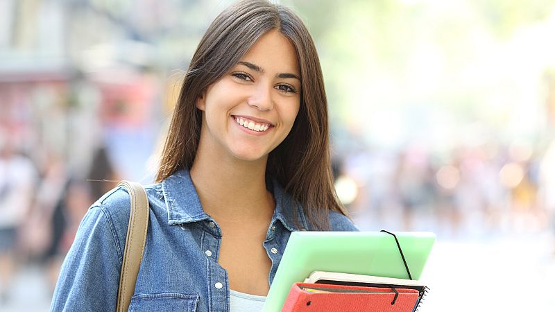 Más cerca - Los alumnos vuelven a las clases en Cataluña - Escuchar ahora