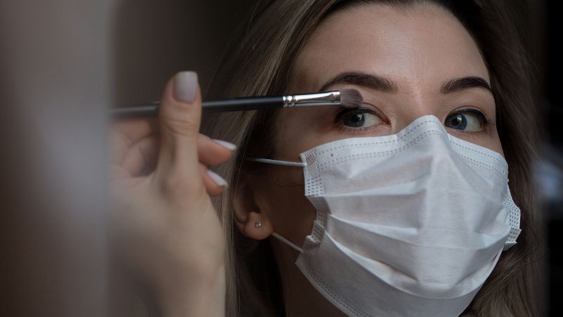 España.com en REE - Maquillaje en tiempos del coronavirus. Nos lo cuenta Adolfo Martín - 06/05/21 - escuchar ahora