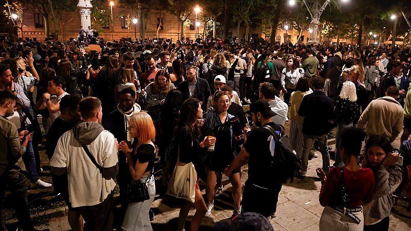 14 horas Fin de Semana - Primer día sin estado de alarma con fiestas y aglomeraciones en las calles de algunas ciudades - Escuchar ahora