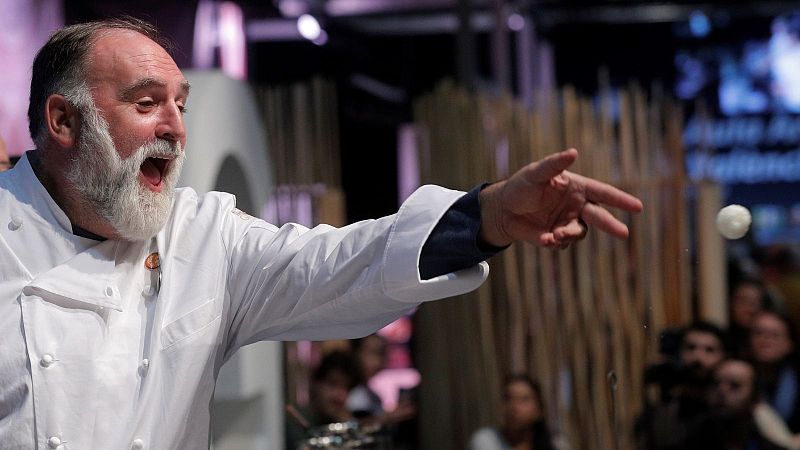 14 horas - José Andrés: "Hay que dejar de dar discursos y estar al lado de la gente que lo pasa mal. Los países ricos tienen esa responsabilidad"