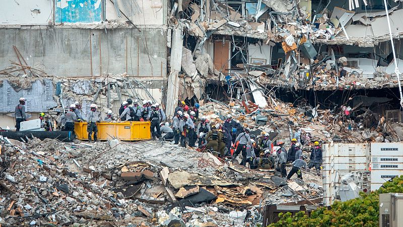 Las mañanas de RNE con Íñigo Alfonso - Entre los escombros del edificio de Miami: "Grité, lloré y oré"