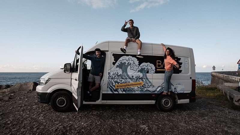 Más cerca - "213 kilómetros" por la costa de Euskadi limpiando el mar