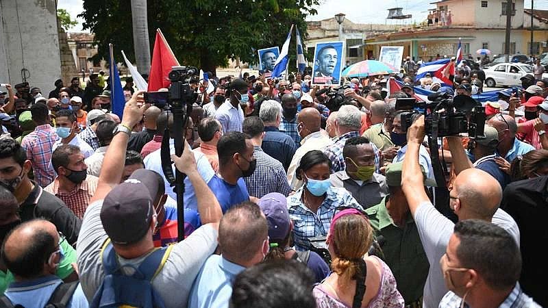 Más cerca - Cuba; la calle rompe el silencio en busca de un nuevo camino