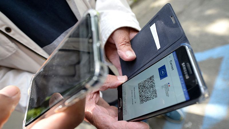 Las Mañanas de RNE - El certificado COVID entra en vigor en Francia: "No sabemos si la vacunación es una herramienta de salud pública o de orden público"